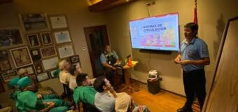 𝐂𝐡𝐚𝐫𝐥𝐚 𝐢𝐧𝐟𝐨𝐫𝐦𝐚𝐭𝐢𝐯𝐚 𝐬𝐨𝐛𝐫𝐞 𝐥𝐨𝐬 𝐝𝐨𝐜𝐮𝐦𝐞𝐧𝐭𝐨𝐬 𝐢𝐧𝐝𝐢𝐬𝐩𝐞𝐧𝐬𝐚𝐛𝐥𝐞𝐬 𝐩𝐚𝐫𝐚 𝐥𝐚 𝐜𝐨𝐧𝐝𝐮𝐜𝐜𝐢ó𝐧 𝐝𝐞 𝐯𝐞𝐡í𝐜𝐮𝐥𝐨𝐬.